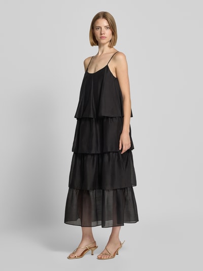 Frauenmodel trägt Midikleid aus Lyocell-Mix im Stufen-Look von Jake*s, A-Linie, schwarz, feine Textur, Ganzkörperansicht von vorne.