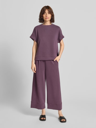 Frauenmodel trägt Sweatshirt mit Rundhalsausschnitt und 1/2-Arm von Rich & Royal in Lila, Loose Fit, Modal-Mix, Ganzkörperansicht von vorne.