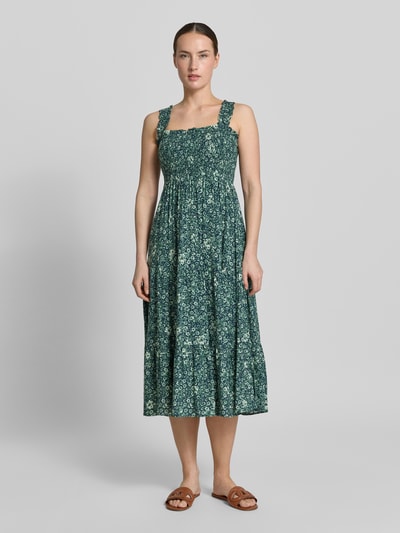 Modelka kobieca nosi Midikleid aus Viskose mit Karree-Ausschnitt od Apricot, zielony, wiskoza, taliowany, prostokątny dekolt z falbanami, szerokie ramiączka, marszczone detale, dół obszyty falbaną, długość tyłu w rozmiarze S: 102 cm, szerokość w rozmiarze S: 33 cm, widok całej sylwetki z przodu.