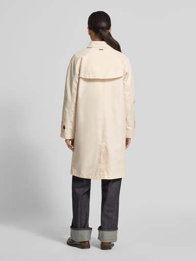Frauenmodel trägt Regular Fit Trenchcoat aus Baumwoll-Mix von s.Oliver RED LABEL, unifarben, Twill-Textur, Ganzkörperansicht Rückansicht