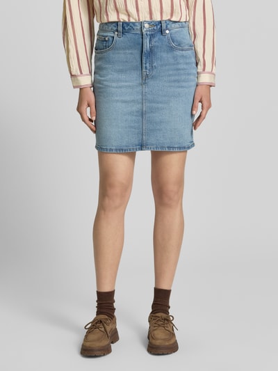 Frauenmodel trägt Jeansrock mit Eingrifftaschen von Gant, hellblauer Baumwoll-Elasthan-Mix, gerader Schnitt, Minirock, Ganzkörperansicht von vorne.