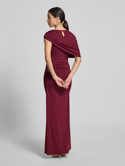 Frauenmodel trägt Enganliegendes Abendkleid mit kurzen Cape Modell 'KASSANDRA' von Vero Moda, Optik: Unifarben, Passform: eng anliegend, Maxi-Länge, Rundhals-Ausschnitt, Applikation: Cape, Verschluss: 1-Knopfverschluss, Materialverarbeitung: Stretch, Ganzkörperansicht Rückansicht.