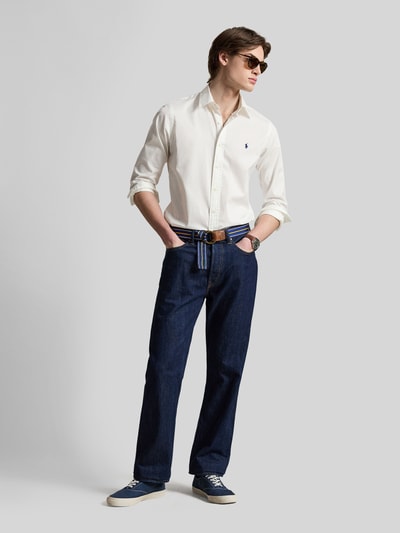 Männermodel trägt Regular Fit Freizeithemd aus reiner Baumwolle von Polo Ralph Lauren, Optik: Unifarben, Ganzkörperansicht von vorne.
