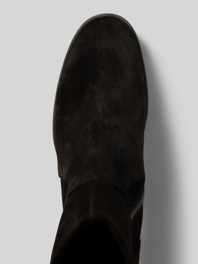 Produktfoto, Stiefeletten aus echtem Leder von Högl in Schwarz, abgerundete Passform, Blockabsatz, strukturierte Oberfläche, Nahaufnahme Obermaterial, Absatzhöhe 5 cm, Schafthöhe 7 cm, Schaftweite 13 cm.