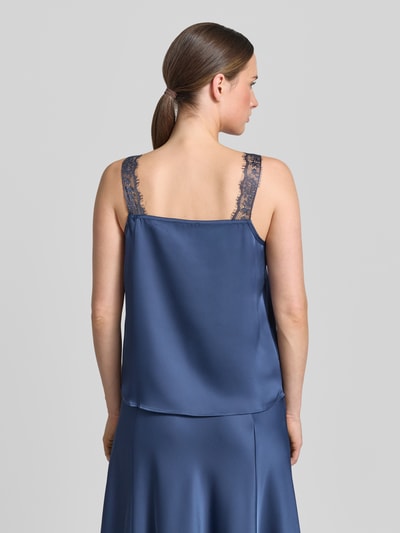 Frauenmodel trägt Trägertop mit Spitzenbesatz von Zero aus blauem Satin, Regular-Fit, V-Ausschnitt, Rückenlänge 40 cm bei Größe 36, Ganzkörperansicht Rückansicht.
