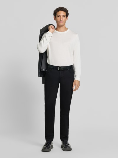 Männermodel trägt Regular Fit Weite Hose aus Baumwoll-Mix mit Lyocell-Anteil von Brax, Herren Weite Hose, schwarze Farbe, dezente Struktur, Ganzkörperansicht von vorne