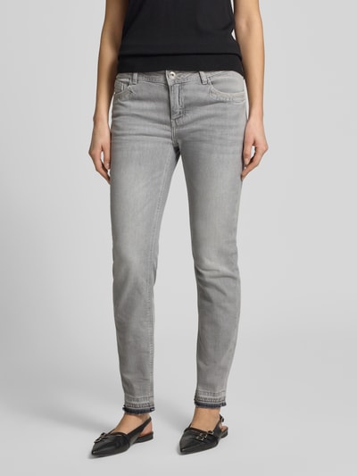 Kobiece model prezentuje Skinny Fit Jeans im 5-Pocket-Design Modell 'Zack' von MOS MOSH, szara mieszanka bawełny, zapięcie na guzik i zamek błyskawiczny, krój skinny fit, 5 kieszeni, szerokość w rozmiarze 27: 40 cm, długość wewnętrzna nogawki: 75 cm, widok całej sylwetki z przodu.