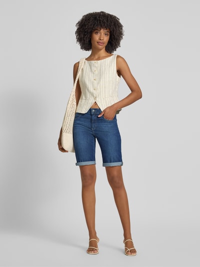 Frauenmodel trägt Jeansshorts mit Eingrifftaschen von Angels aus Baumwoll-Elasthan-Mix in Blau, Regular-Fit, Umschlag, Ganzkörperansicht von vorne.