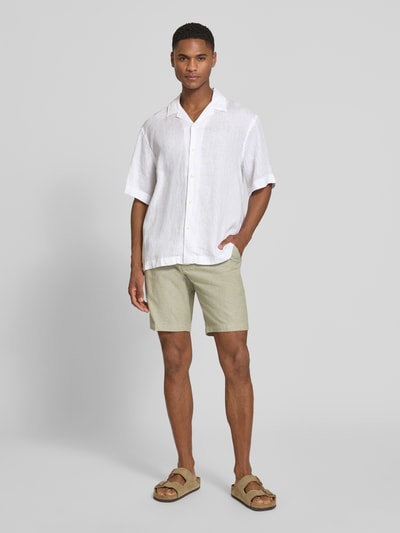 Mannelijk model draagt Relaxed Fit Leinenhemd mit Resortkragen Modell 'KYLIAN' van SELECTED HOMME, wit, kortemouw, linnen, vooraanzicht hele lichaam