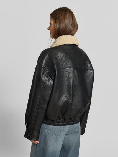 Frauenmodel trägt Regular Fit Bomberjacke mit Umlegekragen von MYON in Schwarz, Struktur-Lederoptik, elastischer Bund, Rückenansicht, KI-modifiziertes Bild.