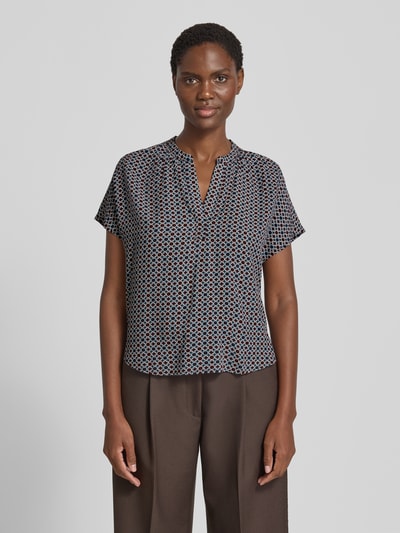 Vrouwenmodel draagt Blusenshirt aus Viskose mit Serafino-Ausschnitt van zero, zuiver viscose, loose fit, Serafinohals, kapmouwen, ruglengte bij maat 36: 56 cm, veelkleurige geometrische print, glanzende gladde textuur, vooraanzicht van het hele lichaam