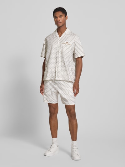 Männermodel trägt relaxed fit vrijetijdsoverhemd uit katoenmix model 'Tennisco' van Lacoste, lichte tinten, zachte textuur, ganzlichaamsvooraanzicht. Heren vrijetijdsoverhemd van Lacoste