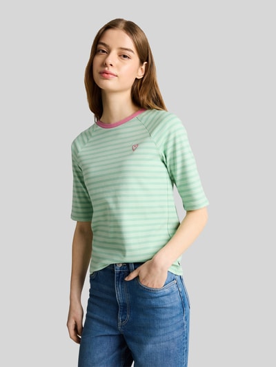Frauenmodel trägt Shaped Fit T-Shirt aus reiner Baumwolle von Tom Tailor Denim, Optik: Unifarben, gestreift, Rundhals, Feinripp, Label-Stitching-Applikation, Herz-Stitching, Kurzarm, Ganzkörperansicht von vorne.