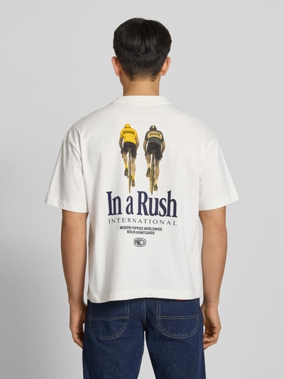 Männermodel trägt T-Shirt mit rückseitigem Print Modell 'Cyclists Tee' von PROHIBITED in Weiß, entspannte Passform, Ganzkörperansicht Rückansicht.