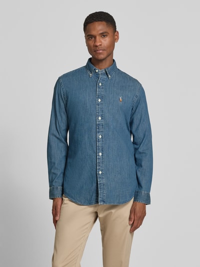 Männermodel trägt Custom Fit Jeanshemd aus reiner Baumwolle von Polo Ralph Lauren in Denim-Optik mit Logo-Stickerei, Ganzkörperansicht von vorne.