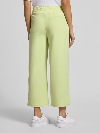 Frauenmodel trägt Wide Leg Sweatpants mit elastischem Bund Modell 'Kate' von ICHI, Material-Mix mit Viskose-Anteil, Ganzkörperansicht Rückansicht.