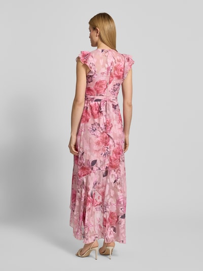 Frauenmodel trägt Regular Fit Abendkleid mit Rüschenbesatz von Lipsy, floraler Allover-Print, Mesh, taillierte Passform, Rückenlänge 128 cm, Brustweite 40 cm, Ganzkörperansicht Rückansicht