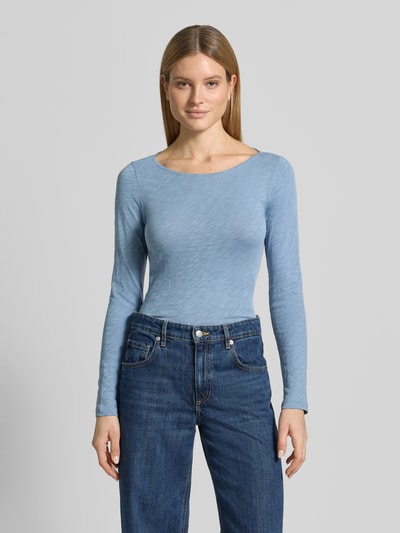 Frauenmodel trägt Regular Fit Langarmshirt aus reiner Baumwolle von Marc O'Polo in melierter Optik, U-Boot-Ausschnitt, Ganzkörperansicht von vorne.