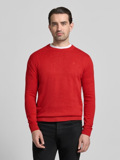 Männermodel trägt Regular Fit Strickpullover aus reiner Baumwolle von Tom Tailor, unifarben rot, Rundhals, langarm, melierte Optik, Nahaufnahme Oberkörper.