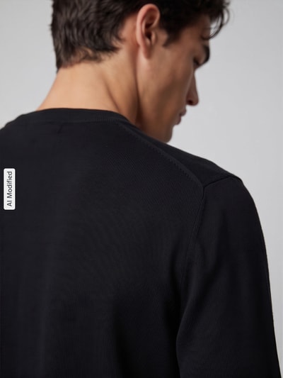 Männermodel trägt schwarzen Regular Fit Pullover aus reiner Baumwolle Modell 'TORINO' von Selected, Herren Pullover, Ganzkörperansicht Rückansicht, KI-modifiziertes Bild.