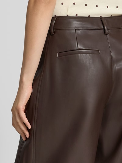 Frauenmodel trägt Weite Hose in Lederoptik Modell 'NELI' von ONLY, dunkelbraune Farbe, glatte Textur, Detailaufnahme, Damen Weite Hose von ONLY.
