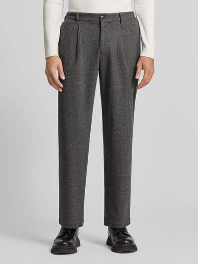 Männermodel trägt Bundfaltenhose mit Gesäßtaschen Modell 'hector' von Matinique, grau, Material-Mix, krój regular fit, Ganzkörperansicht von vorne, Szerokość w rozmiarze 32/32: 41 cm, długość nogawki wewnętrznej: 81 cm