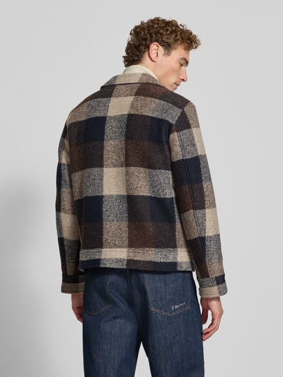 Männermodel trägt Regular Fit Jacke mit Woll-Anteil von MCNEAL in kariertem Braun-Beige-Blau, Materialmix, Rückenansicht, Ganzkörperansicht Rückansicht.