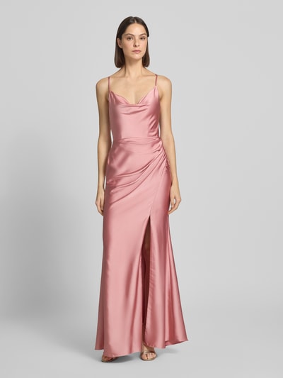 Vrouwenmodel draagt Slim Fit Abendkleid met Rückenausschnitt van Laona, jurk van satijn, ruches, verstelbare spaghettibandjes, ruglengte 113 cm, bustebreedte 26 cm, naadrits, Ganzkörperansicht van voren.