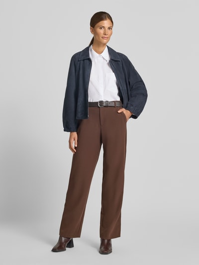 Vrouwenmodel draagt Straight Fit broek met steekzakken van Christian Berg Woman, mix met viscose, bruine kleur, volledige lichaamsvoorzijde