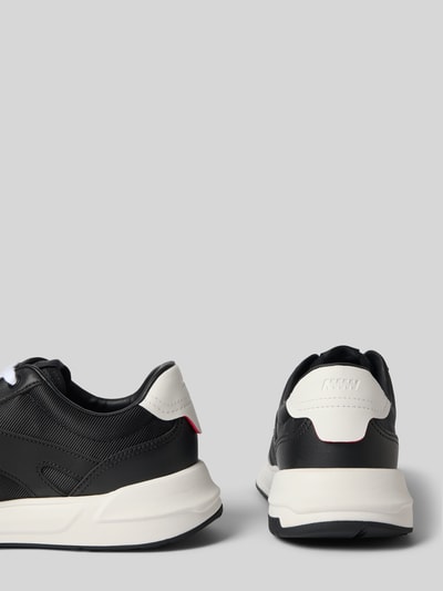 Produktfoto, Sneaker mit Label-Datei Modell 'GO3_nypu' von HUGO, schwarze und weiße Farben, strukturierte Oberfläche, Herren Sneaker