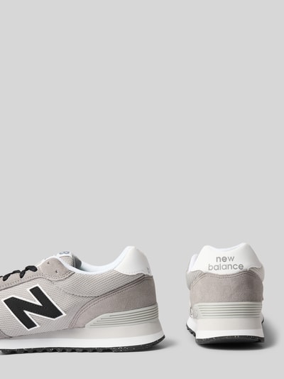 Produktfoto, Sneaker mit Logo-Detail Modell '515' von New Balance in Grau mit weiß-schwarzer Sohle, strukturierte Oberfläche, seitliche und hintere Ansicht, Herren Sneaker, abgerundete Passform, leicht profilierte Sohle, Absatzhöhe 2 cm, Schafthöhe 9 cm, Schaftweite 9 cm.