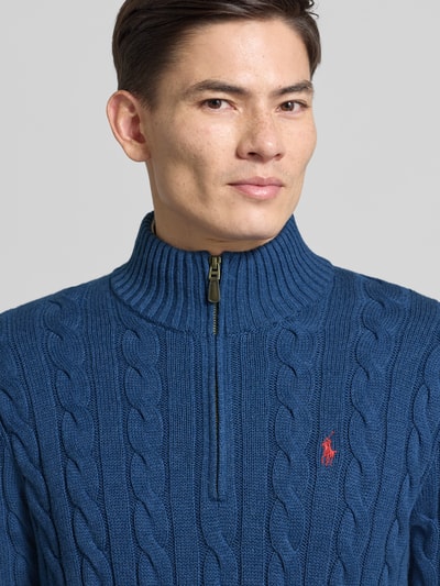 Männermodel trägt Strickpullover mit Label-Stitching von Polo Ralph Lauren in Blau, reine Baumwolle, Stehkragen, Nahaufnahme Oberkörper.