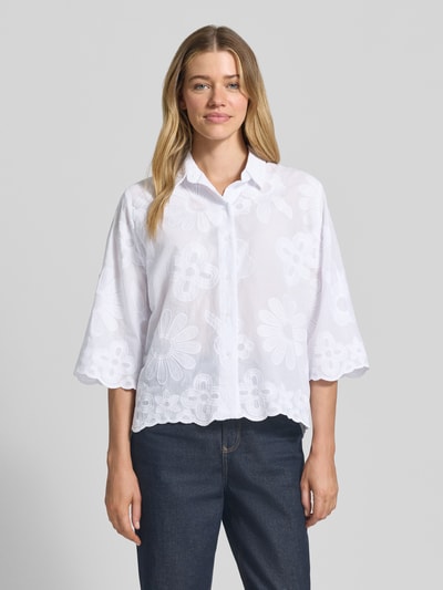 Frauenmodel trägt weiße Regular Fit Bluse mit Stitchings und 3/4-Arm von More & More, Baumwoll-Mix, Hemdblusenkragen, Ganzkörperansicht von vorne