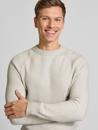 Marc O'Polo Sweter z dzianiny o kroju regular fit z dwukolorowym efektem z mieszanki bawełny ekologicznej i żywej wełny Złamany biały 3