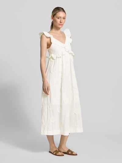 Frauenmodel trägt Damen Midikleid mit Volants Modell 'YASNAMA' von YAS aus Reine Baumwolle in Creme, Tailliert, V-Ausschnitt, Ganzkörperansicht von vorne.