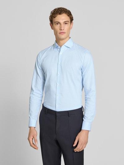 Męski model nosi Super Slim Fit Business-Hemd mit Kentkragen von OLYMP No. Six, bawełna, krój super slim fit, niebieskie paski, guziki z przodu, widok całej sylwetki z przodu. Długość pleców w rozmiarze 40: 80 cm, szerokość ramion w rozmiarze 40: 45 cm, długość rękawa w rozmiarze 40: 68 cm.