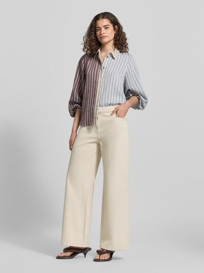 Frauenmodel trägt Wide Fit Jeans mit Strukturmuster von Jake*s Casual in Beige, Reine Baumwolle, mit Eingriff- und Gesäßtaschen, Knopf- und Reißverschluss, Bundweite 41 cm, Innenbeinlänge 77 cm, Ganzkörperansicht von vorne.