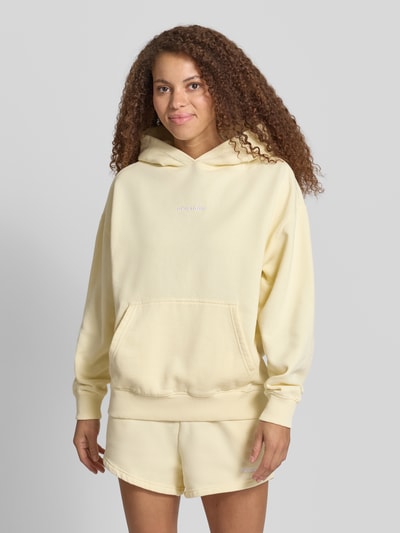 Frauenmodel trägt Oversized Hoodie mit Label-Stitching Modell 'CLARITA' von Pegador aus Baumwoll-Mix, Känguru-Tasche, Damen, Ganzkörperansicht von vorne
