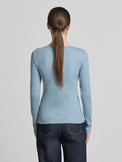 Frauenmodel trägt Regular Fit Langarmshirt mit Henley-Ausschnitt von Tom Tailor Denim, bawełniany mix, niebieski, gładka faktura, krój regular fit, widok całej sylwetki z tyłu