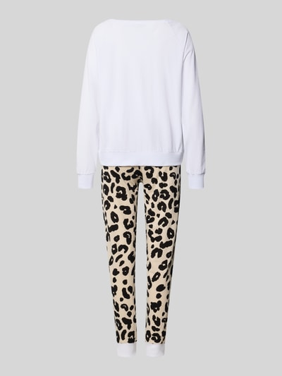 Frauenmodel trägt Relaxed Fit Pyjama aus reiner Baumwolle Modell 'Schmusekatze' von LOUIS & LOUISA mit Animal-Print, langärmelig, beige und weiß, elastische Beinabschlüsse, Ganzkörperansicht Rückansicht.