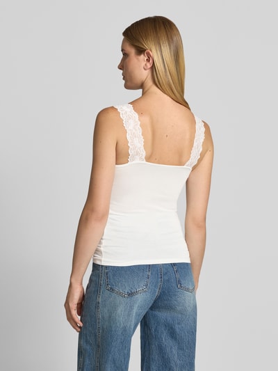 Vrouwenmodel draagt wit slim fit tanktop uit viscosemix model 'ROSA' van VERO MODA, Dames tanktop, volledige achteraanzicht.