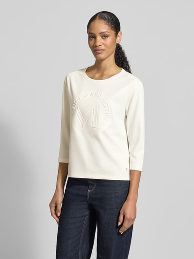 Vrouwenmodel draagt Relaxed Fit Sweatshirt met Viskose-Anteil Modell 'Emblem' van monari, elastische mix, ronde hals, 7/8-mouw, vooraanzicht borstomhoog.
