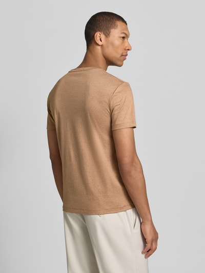 Männermodel trägt Regular Fit T-Shirt aus reiner Baumwolle von Polo Ralph Lauren, Optik: Unifarben, Ganzkörperansicht Rückansicht.