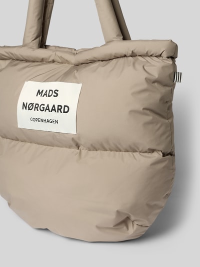 Produktfoto, Handtasche mit Label-Detail und Steppnähten von MADS NØRGAARD in Beige mit strukturierter Oberfläche, Tragehenkel und Schulterriemen