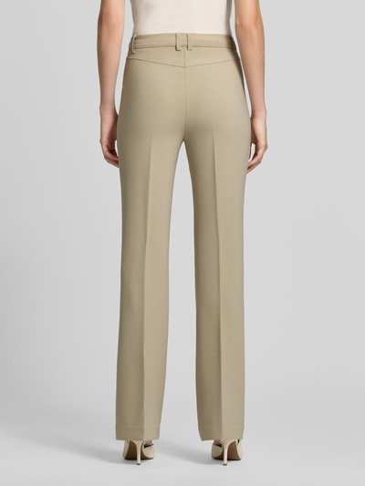 Frauenmodel trägt Gerade Hose mit Gürtelschlaufen Modell 'C_Tana' von BOSS Orange in Beige, glatte Textur, Ganzkörperansicht Rückansicht.