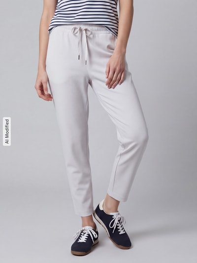 Frauenmodel trägt Sweatpants mit Paspeltaschen am Gesäß von Christian Berg Woman, unifarben, mit elastischem Bund und Tunnelzug, Ganzkörperansicht von vorne.