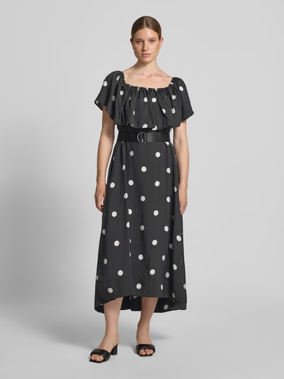 Frauenmodel trägt schwarzes Midikleid mit weißen Punkten, Carmen-Ausschnitt, Volant und Gürtel, Modell 'FIE' von Copenhagen Muse, Lyocell-Mix, taillierter Schnitt, Ganzkörperansicht von vorne.