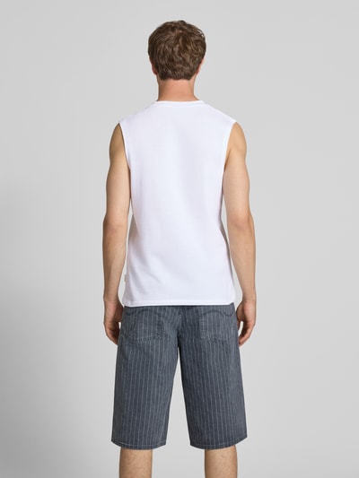Männermodel trägt Tanktop mit Strukturmuster und Rundhalsausschnitt von Jack & Jones aus reiner Baumwolle, Regular-Fit, Rückenlänge 67 cm, Ganzkörperansicht Rückansicht.