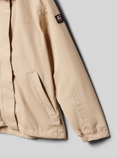 Productfoto, Jacke met capuchon en labeldetail van Killtec in beige met steekzakken, regular fit, detail van ruglengte, schouderbreedte, mouwlengte