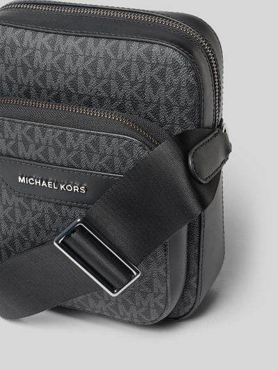 Produktfoto, torba na ramię Umhängetasche mit Logo-Muster Modell 'HUDSON' od Michael Kors, wzór z logo na całej powierzchni, detal z logo, czarna, tekstura skóropodobna, główna przegroda z zamkiem błyskawicznym, regulowany pasek, Szerokość w rozmiarze 1: 19 cm, Długość w rozmiarze 1: 25 cm, Głębokość w rozmiarze 1: 9 cm, długość paska: 104 cm